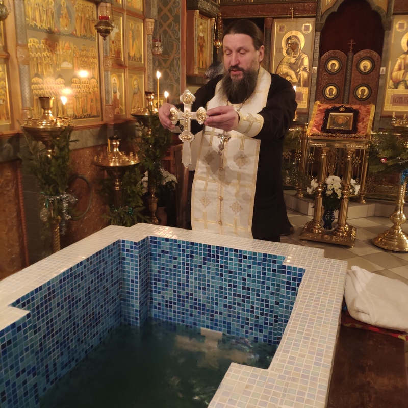 Освящение воды в храмовой купели