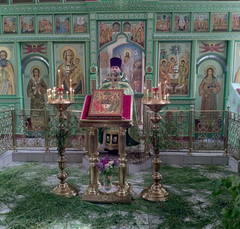 В год 325 -летия храма в Троицком храме с. Рязанцы прошло праздничное Богослужение